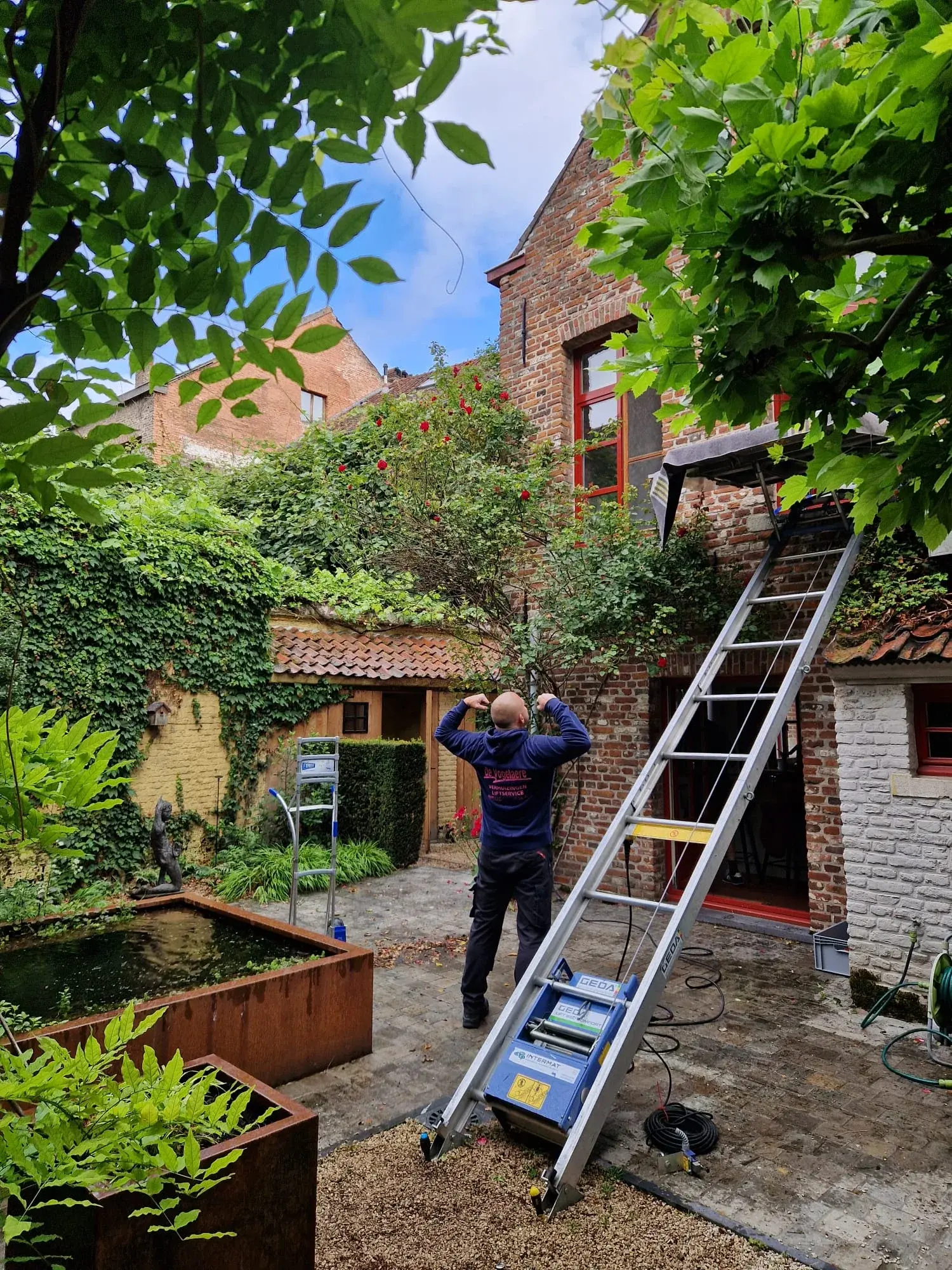Opbouwlift in binnentuin voor moeilijk toegankelijke plaatsen
