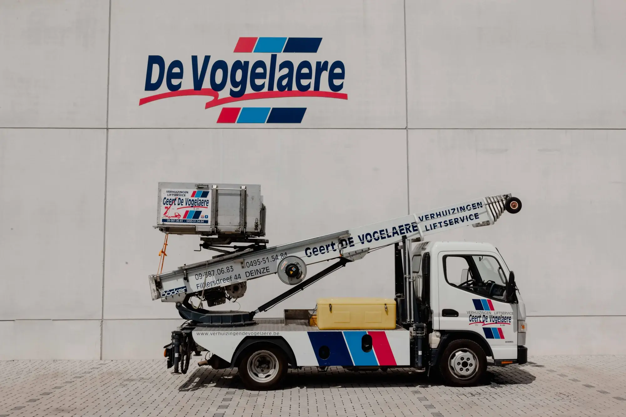 Het gebouw van De Vogelaere aan de Filliersdreef in Deinze, met de verhuislift voor de gevel