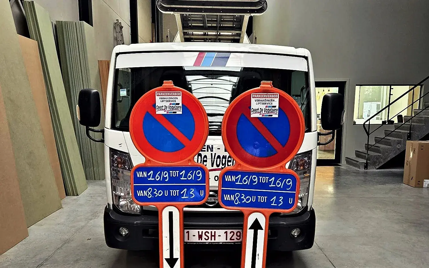 Parkeerverbodsborden van De Vogelaere, klaar om geplaatst te worden