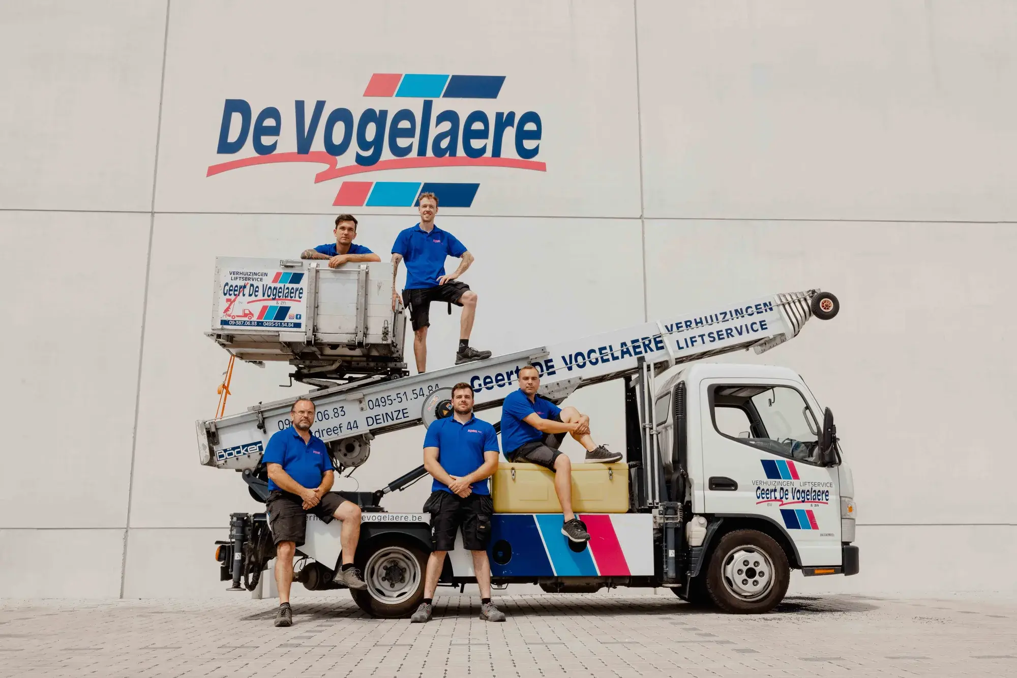 Het team van De Vogelaere voor het depot in Deinze