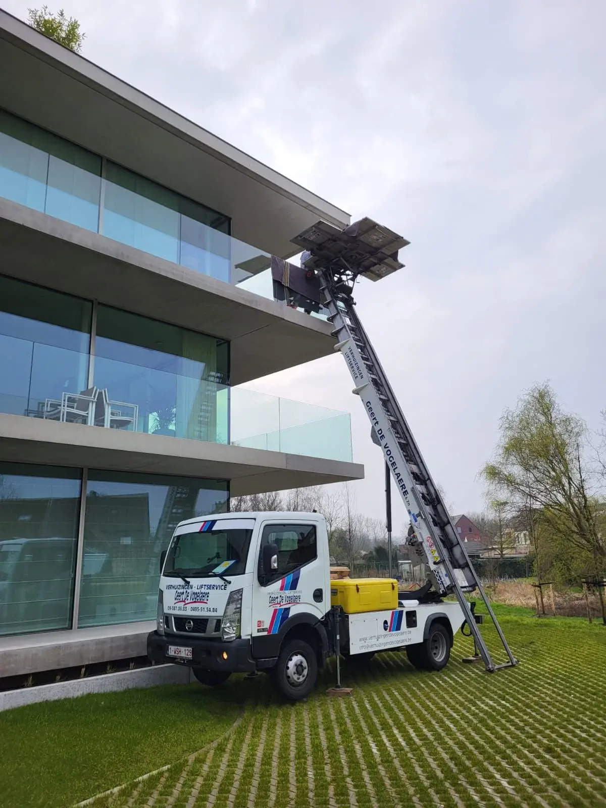 Standaard verhuislift bij een moderne woning