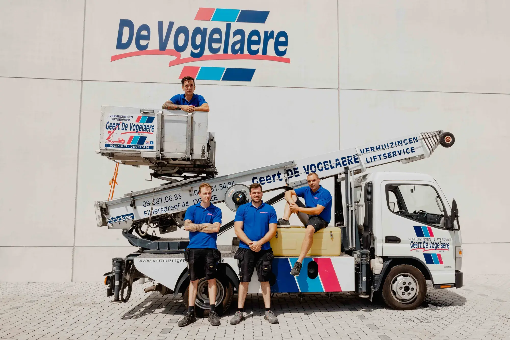Het team van De Vogelaere bij de verhuislift voor het depot in Deinze